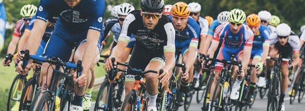 F1赛车在赛道上飞驰的壮观场景