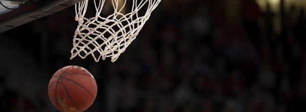 篮球运动员扣篮的精彩瞬间