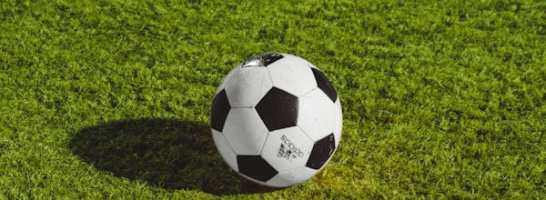 足球运动员在训练中交流战术