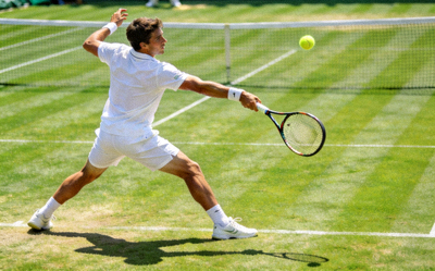 网球运动员在草地上发球的专业姿势